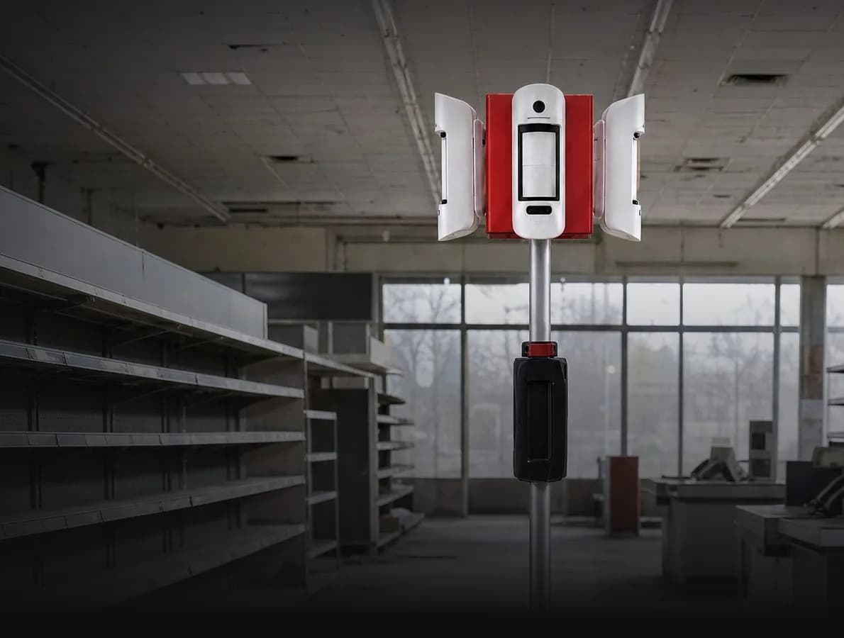 Der Videowachmann-Turm mit Kamera-Meldern in einem leeren Supermarkt